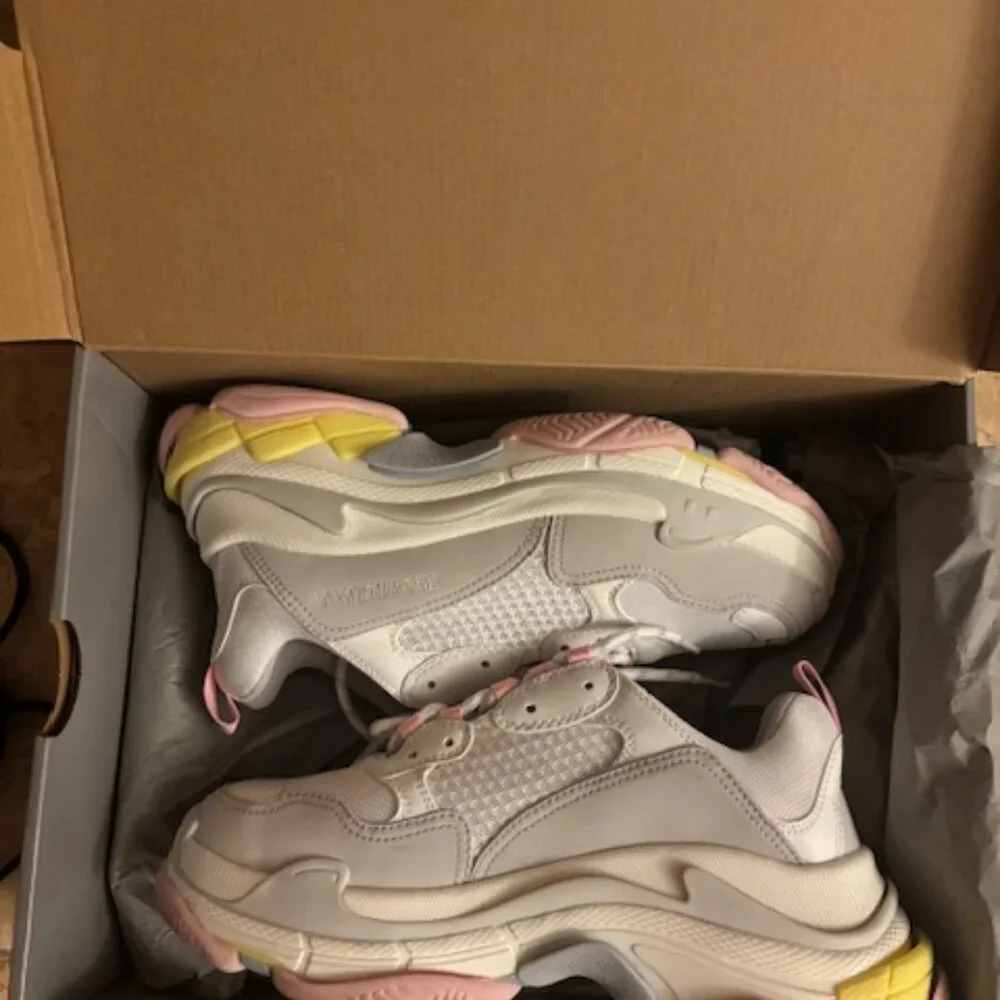 Balenciaga - Picture 1 of 3